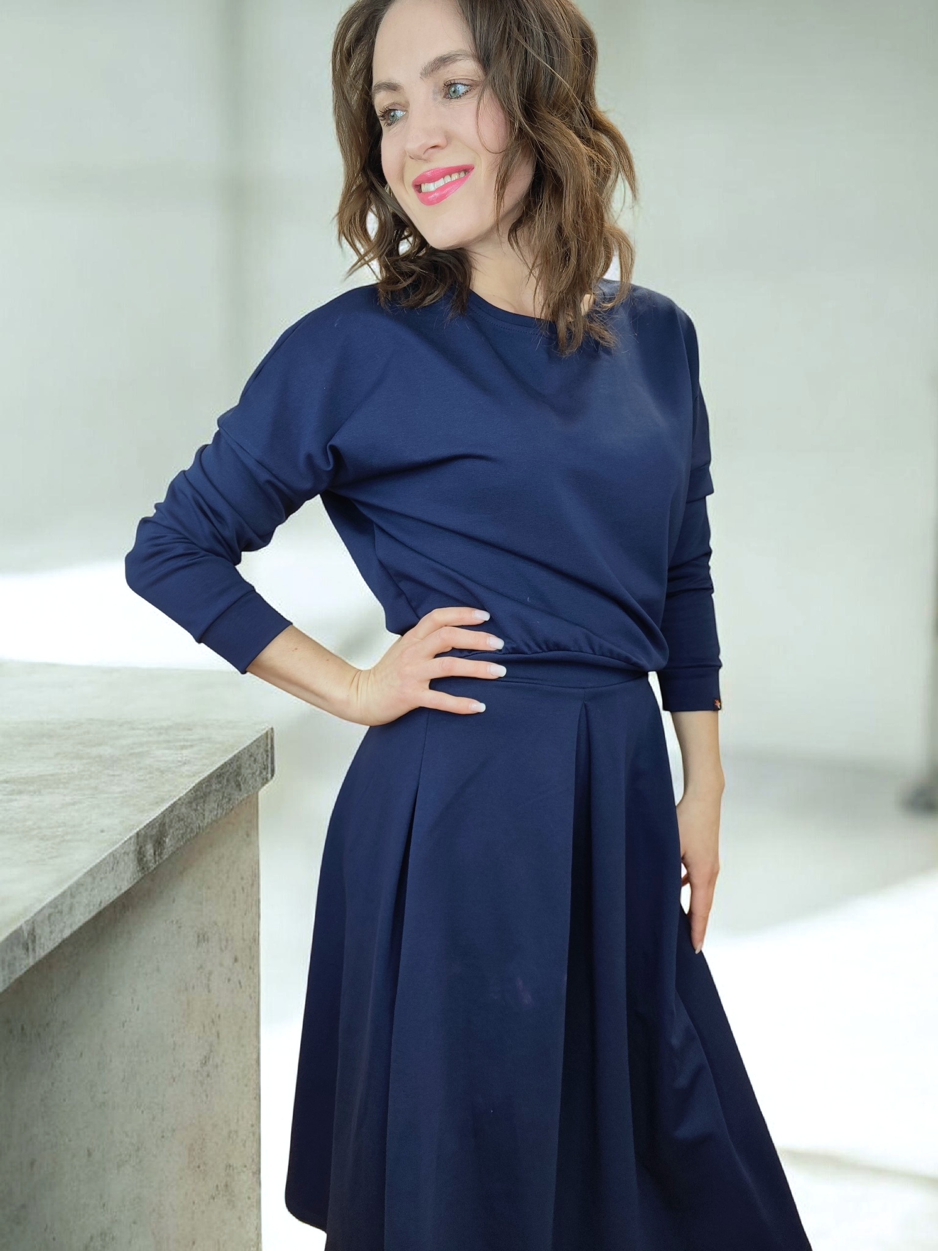 modrá mikina volného střihu Elodie v kombinaci se sukní pohodlný outfit